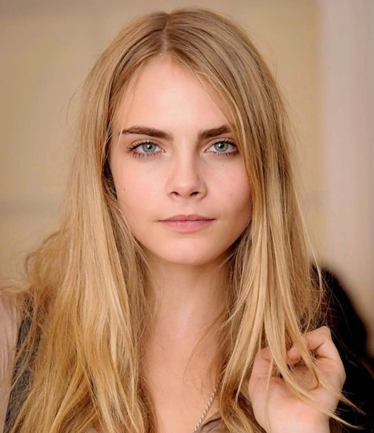 Брови светлые и темные. Брови светлые и темные. Cara delevingne волосы. Блонд с темными бровями. Брови светлые и темные.