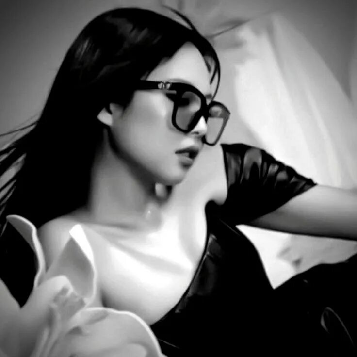 виртовские фото девушки. цв фото дженни в вирт. обои дженни чб. Jennie kim. дженни вирт цв.