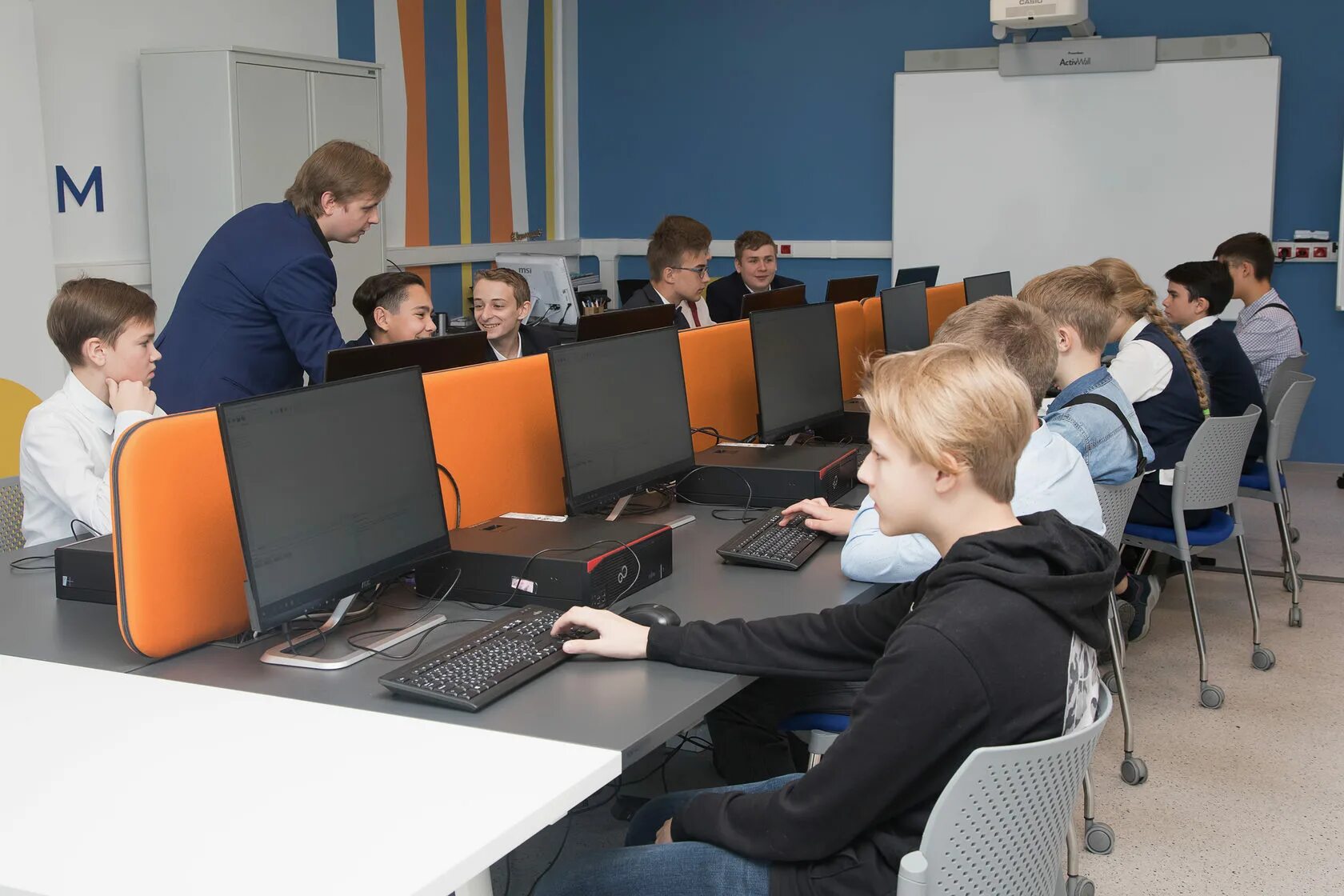 В классе установили новый компьютер. БФУ Калининград абинеты. Учебные компьютерные классы. Современные компьютерные классы. Курсы по программированию.