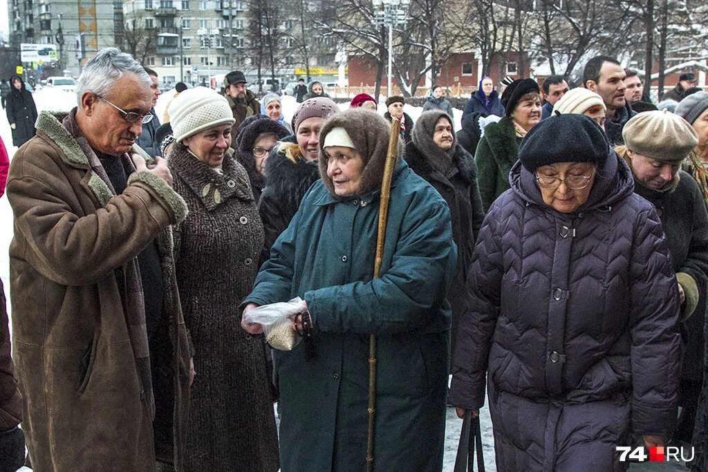 Собрание пенсионеров. Собрание пенсионерок на обеде.