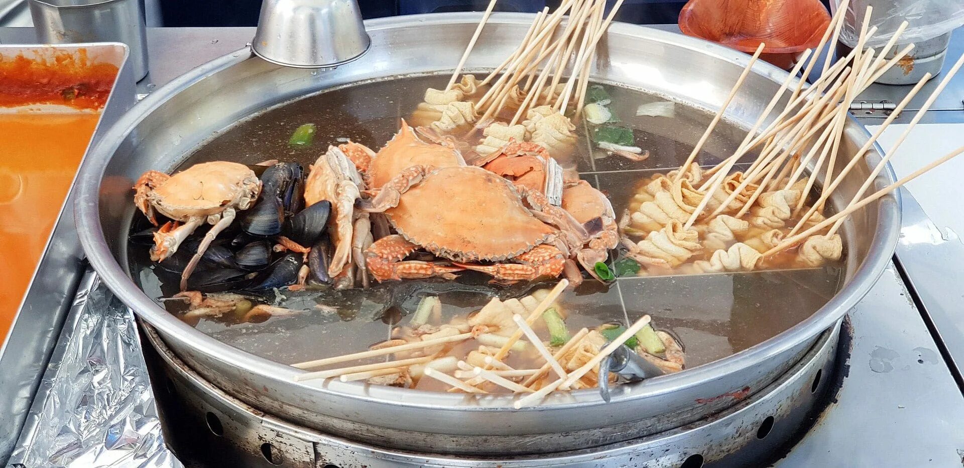 Корейская еда. Традиционные корейские блюда. Корейская еда морепродукты. Корейские блюда с морепродуктами.