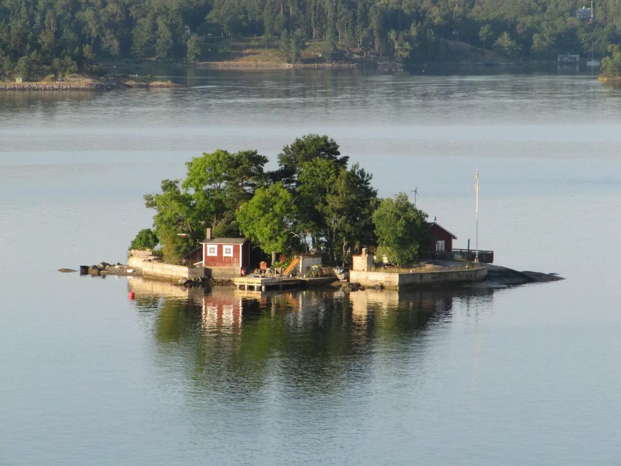 Остров Святого Лаврентия. Аланд (остров). Речной остров. Дом на острове. Озеро в центре острова