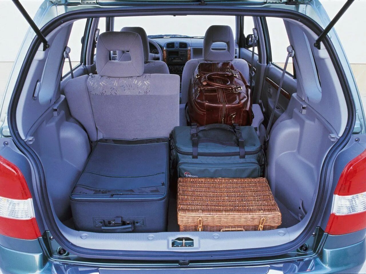Багажник демио. Mazda demio/2 багажник. Mazda demio 1999 багажник. Багажник демио. Мазда демио 1 поколение.