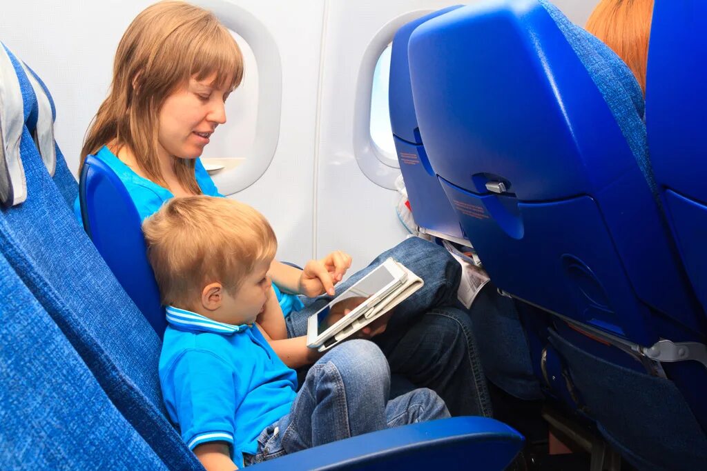Самолет для детей. Младенец в самолете. Путешествие на самолете для детей. Перелет с ребенком.