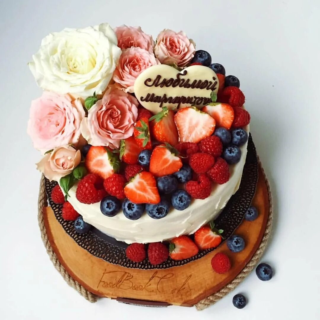Красивые торты на день рождения. Торт маме на деньрождннич. Тортик с днем рождения. Торт с цветами и ягодами. Торты маме на заказ