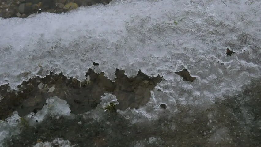 Лед снизу. Канава со льдом. Подходная канава во льду.