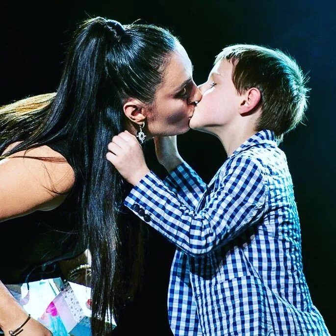 Сын поцеловал мать. Поцелуи российских звезд. Знаменитости целующие детей. Знаменитости целуются.