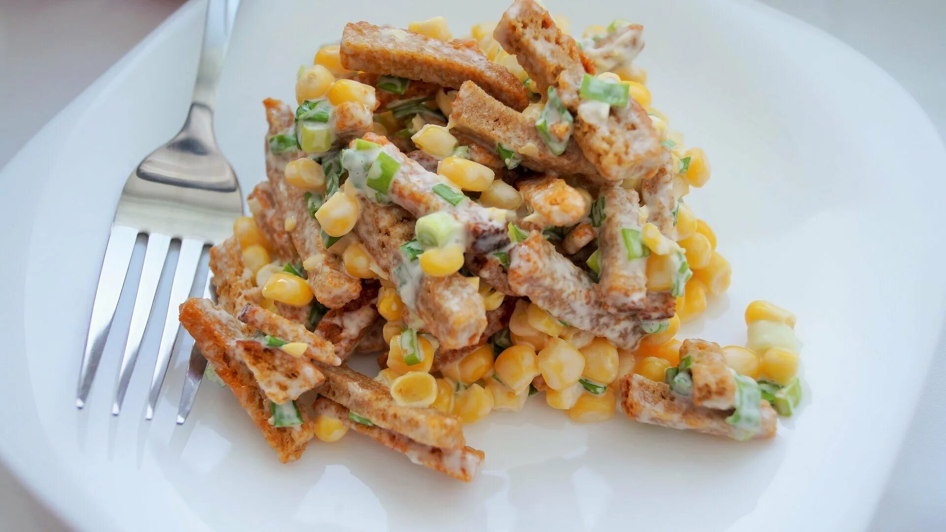 Салат фасоль кукуруза с сухариками. Сухари кукуруза. Салат кириешки кукуруза колбаса. Сухарики чесночные для салата. Салат с сухариками и кукурузой.