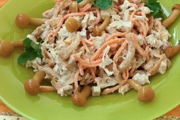 Салат с опятами и вареной курицей. Салат с опятами. салат с опятами и ветчиной. салат с опятами и курицей. салат с опятами маринованными.
