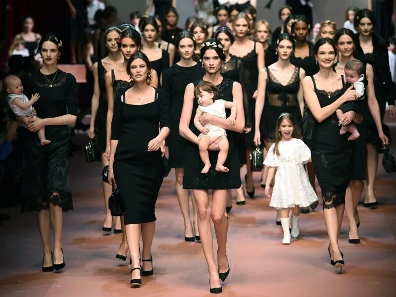 Gabbana история. Gabbana история. Дольче габбана создатели бренда. Дольче габбана барокко мода. Показ дольче габбана барокко.