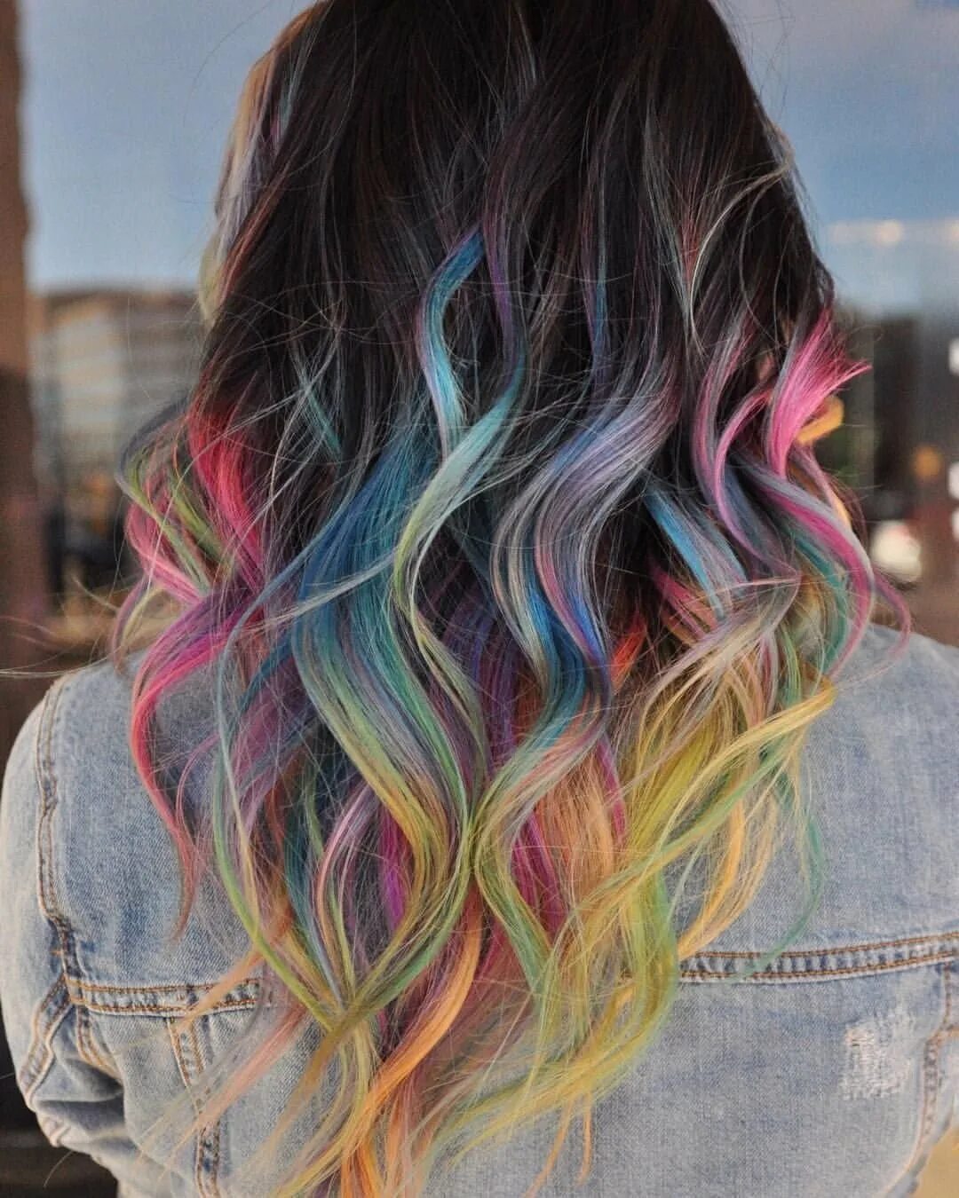 Рядом с цветным. Разноцветные пряди. Разноцветное окрашивание волос. Яркие пряди в волосах. Разноцветное окрашивание кончиков волос.