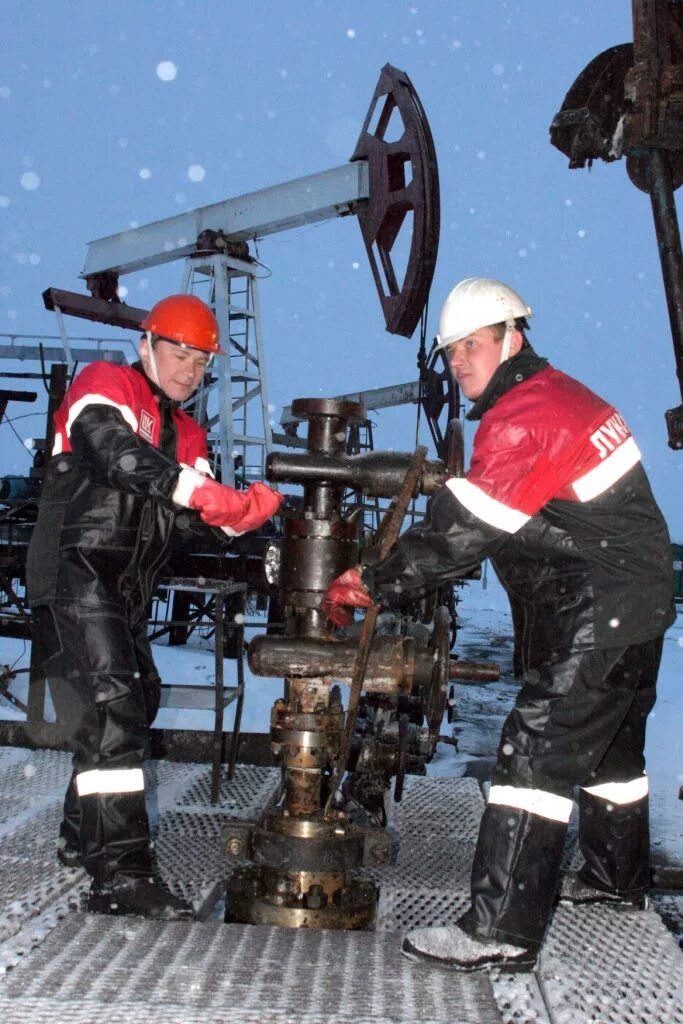 Оператор по добыче нефти и газа лукойл. Лукойл -коми буровая. нефтяник. профессия нефтяник. нефтяное оборудование.