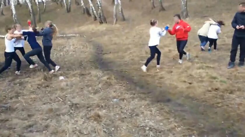 Массовы драки видео. Массовая драка подростков. Школьная драка девочек. Стенка на стенку школьники.