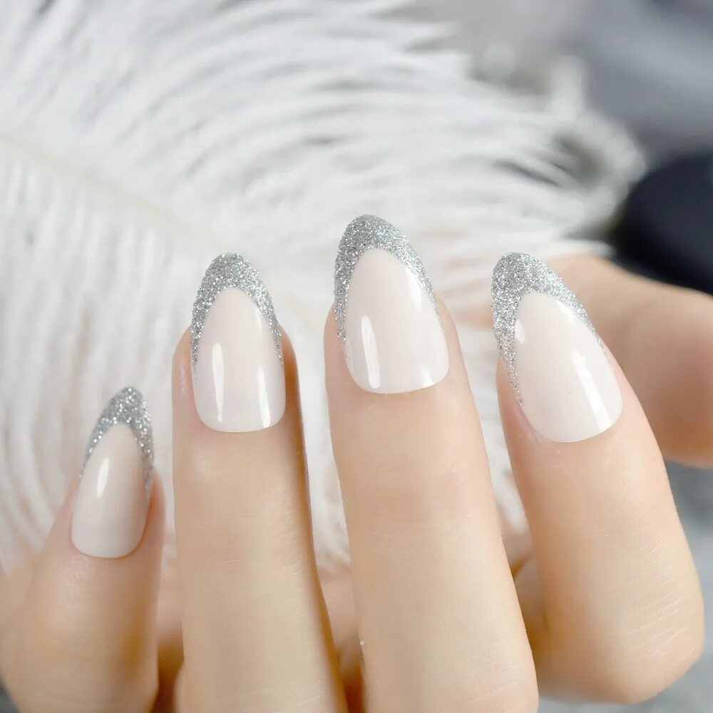 французский маникюр серебристый молочный. молочные ногти с блестками. серебряный френч на молочном. свадебные ногти. серебристый френч.