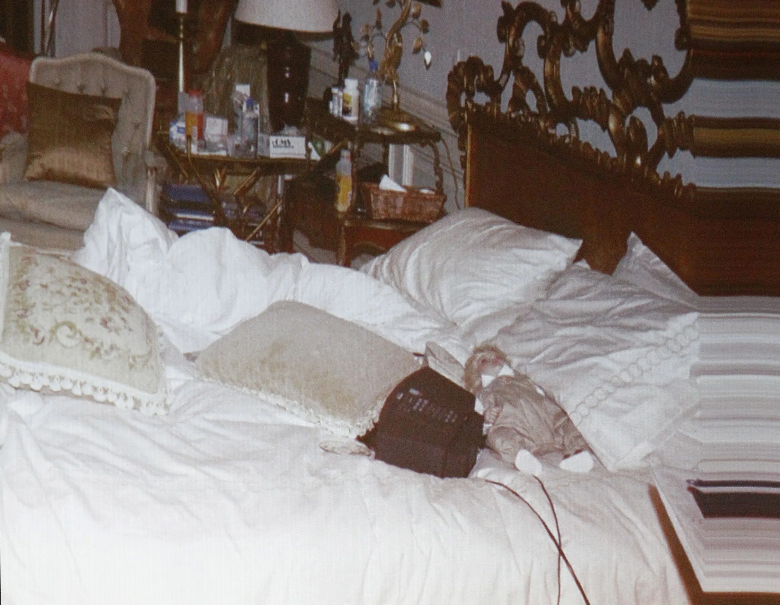 Квартира где умер человек. Спальня Майкла Джексона в 2009 году. Посмертный снимок Майкла Джексона.