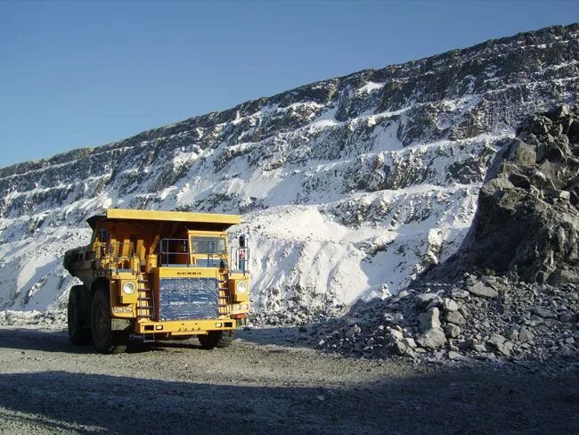Cat 775g. Отвал щебня. Машины в карьерах. Перевозка горной массы. Перевозка горной массы.