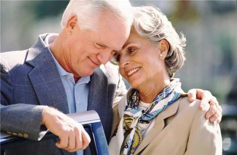 50 лет с какого года человек. Пожилые люди. Мужчина и женщина в возрасте. Мужчина и женщина пенсионеры. Любовь пожилых.