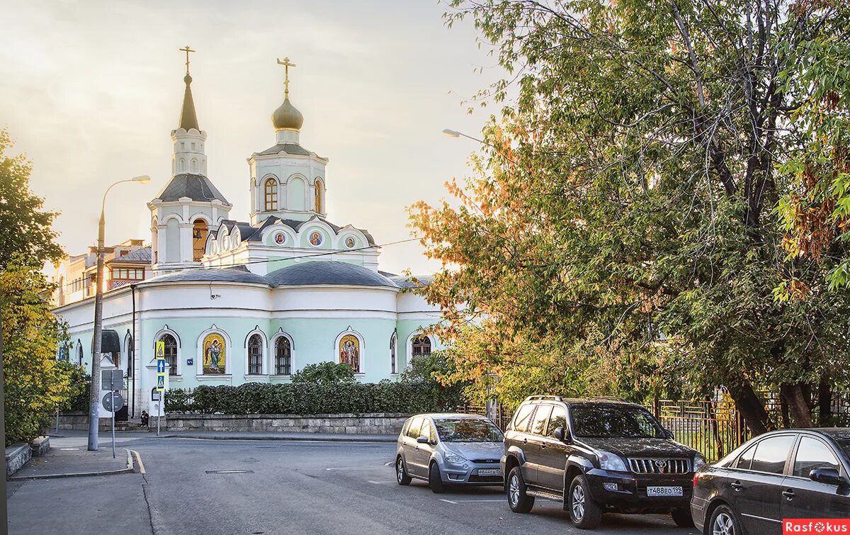 Церковь воздвижения креста господня москва. Храм воздвижения креста господня тружеников переулок. Храм воздвижения креста господня на чистом вражке. Храм на плющихе воздвижения. Чистый вражек храм воздвижения креста.