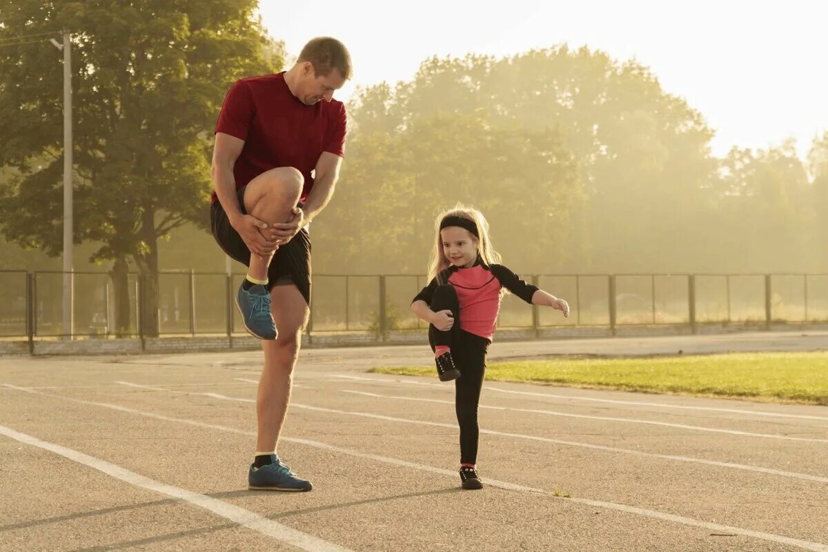 Спорт в год семьи. Спортивная семья. Семья на пробежке. Семья занимается спортом. Спорт дети.