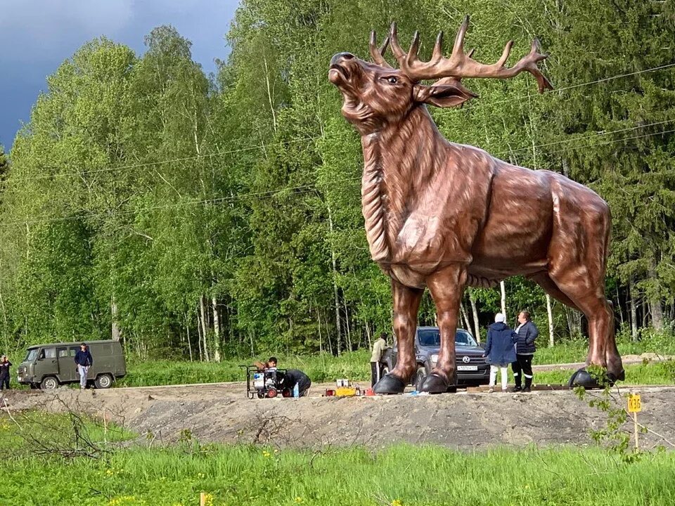 Чёрные камни Карелия зоопарк. Статуя лося в Карелии. Зоопарк Рускеала Карелия. Памятник лосю в Карелии.