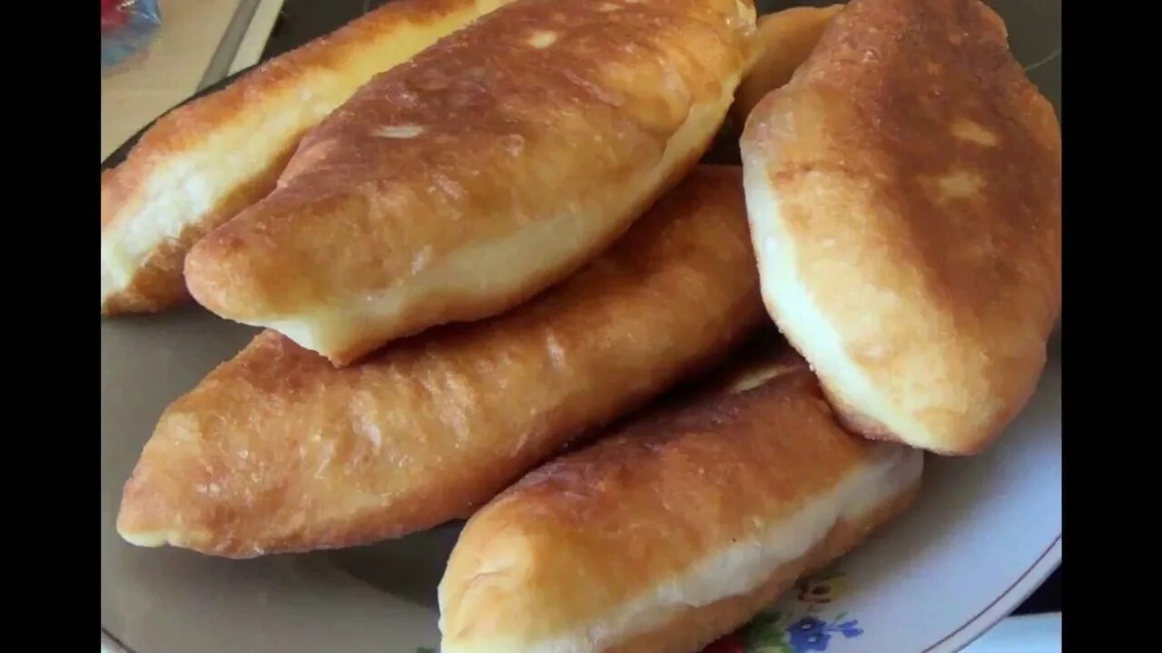 Найти рецепты пирожков. Пирожки с картошкой. пирожки с картошкой жареные. тесто для пирожков с картошкой. пирожки жареные на сковороде.