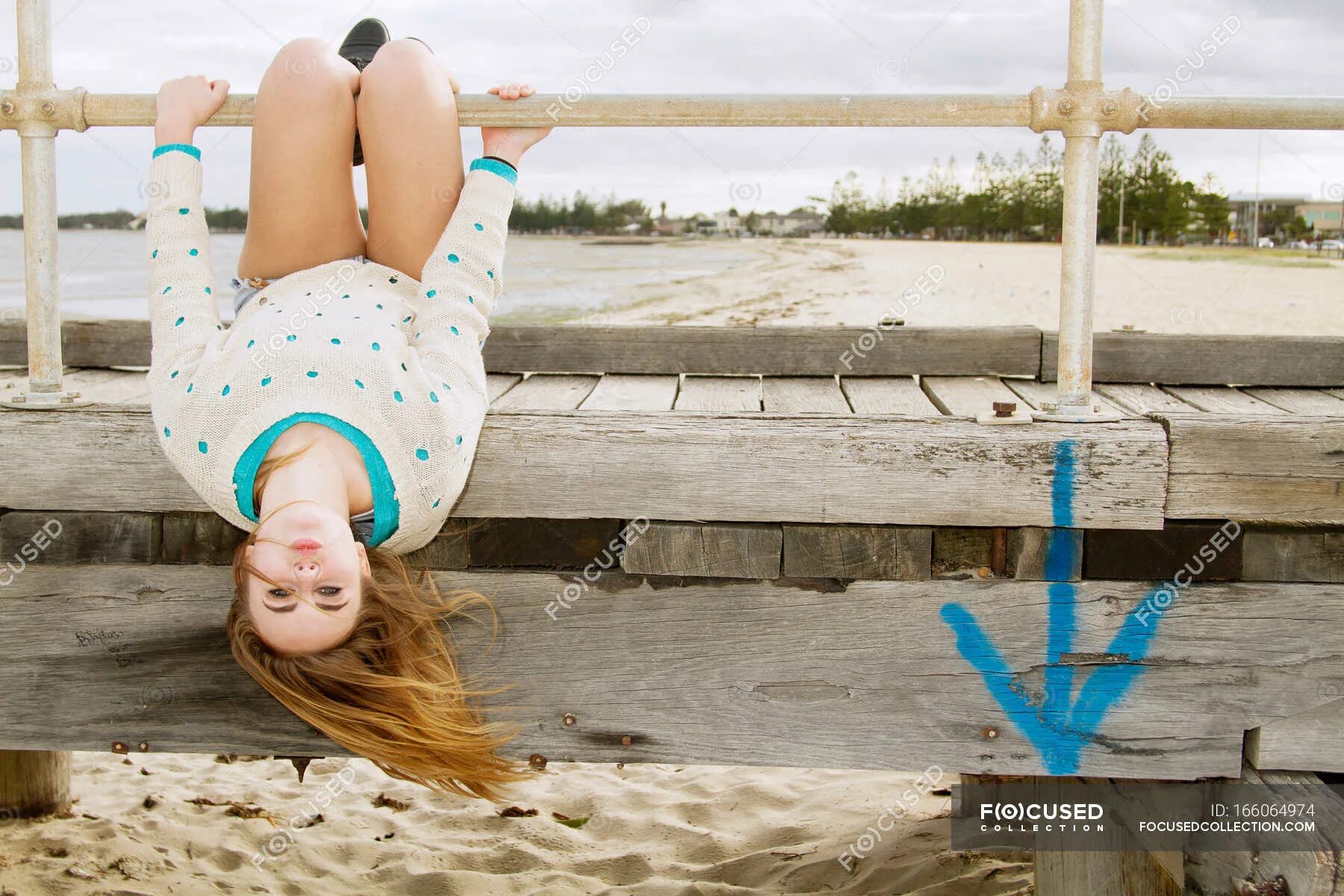 Висели головы девушек. Вверх ногами. Девушка висит на дереве. Висели головы девушек. Девушка вниз головой.