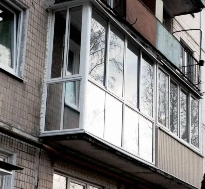 Низ балкона. Зеркальный балкон. Застекленный балкон тонированный. Тонировка балкона. Тонировка панорамного балкона.