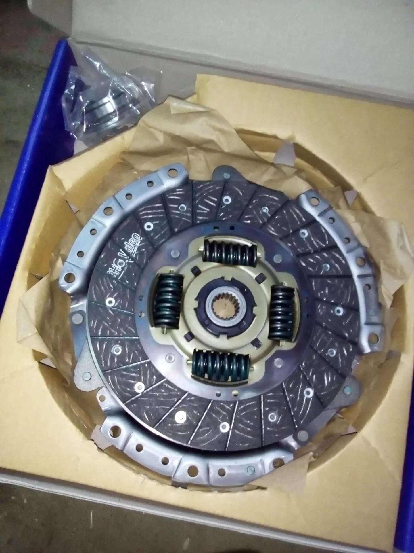 Комплект сцепления валео на приору. Valeo 834 104. Валео 834104 комплект. Сцепление valeo на ваз 2112 оригинал. Диск сцепления valeo 809779.