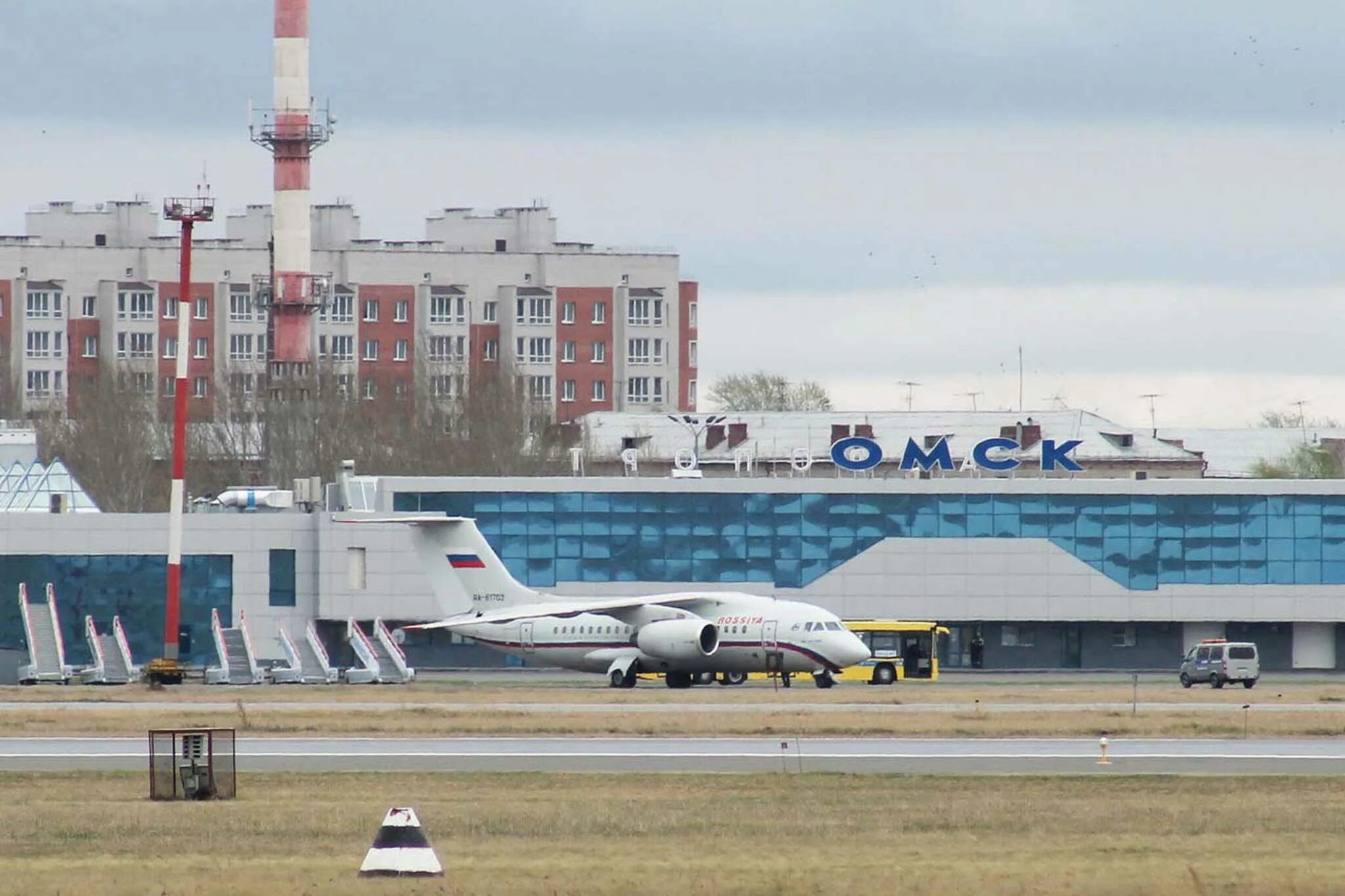 Сколько аэропортов в омске. Аэропорцентральный Омск. Аэропорт Омск. Омский аэропорт самолеты. Омск АН аэропорт.