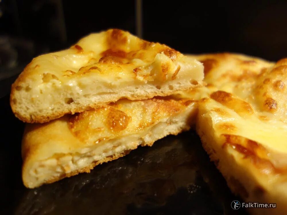 Тесто на хачапури рецепт в духовке. Хачапури с копченым сулугуни. Pan Fried хачапури. Хачапури с сыром в духовке. Хачапури с сыром из дрожжевого теста.