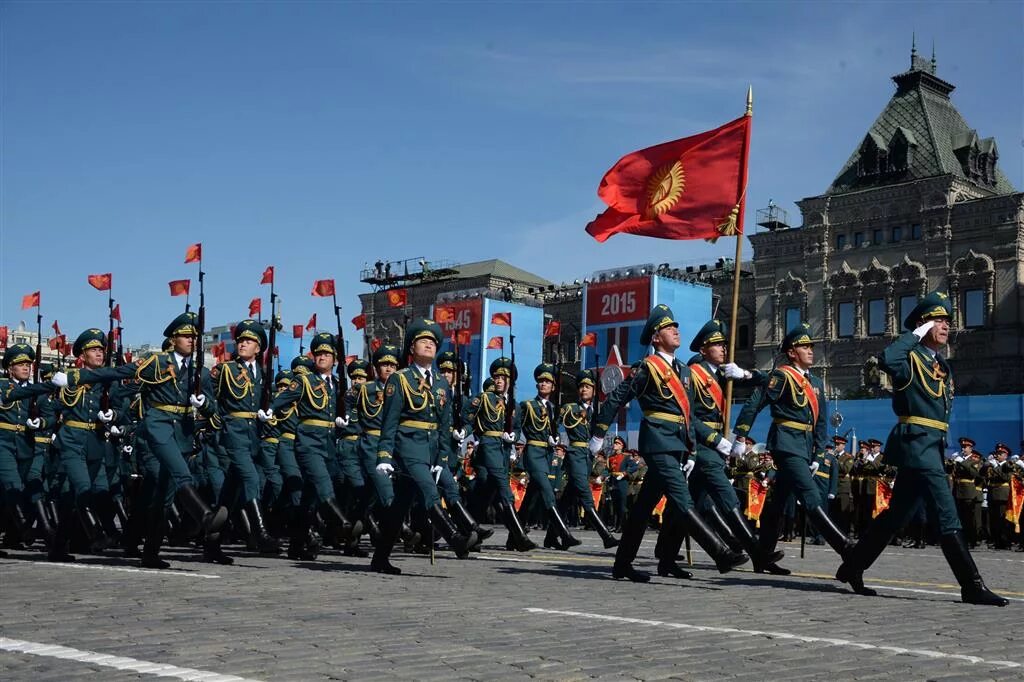 9 мая 70. Парад Победы Бишкек. 9 Мая парад Победы Кыргызстан. Кыргызстан армия парад. Военный парад на красной площади Кыргызстан.