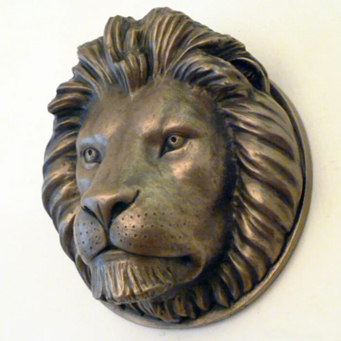 Украшать львов. Скульптура изваяние головы Льва. Голова Льва металлическая. Морда Льва скульптура. Бронзовые львиные головы.