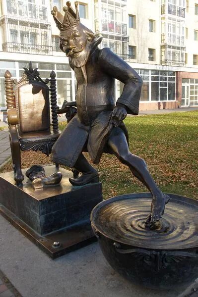 Памятник буратино в раменском. Памятники героям сказки. Аллея театр кукол в раменском. Памятники героям ну погоди. Памятники героям сказки.