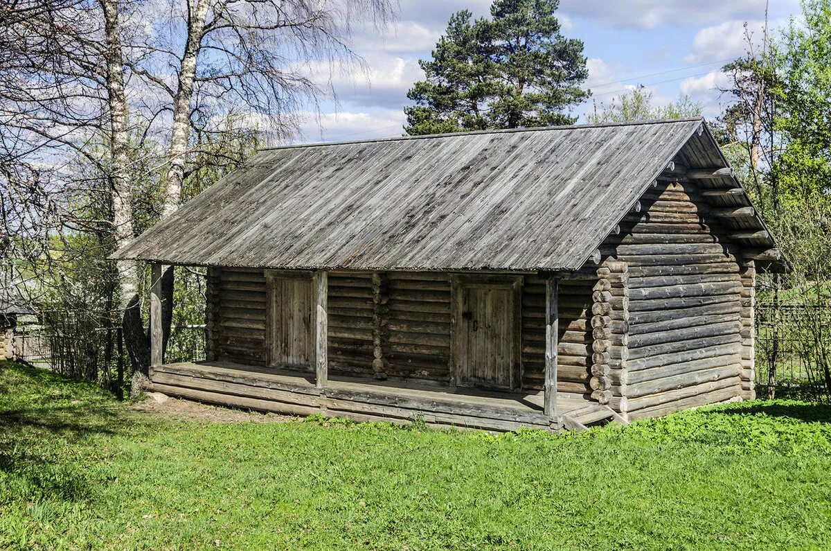 сараи позади ряда изб. сараи позади ряда изб. деревенский сарай. крестьянский дворик в финляндии. сарай старый деревенский.