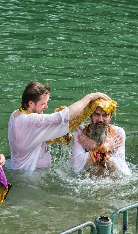 Патриарх иерусалим река иордан. Крещение иисуса христа в реке иордан. Река иордан крещение. Омовение в реке иордан. Река иордан крещение иисуса.