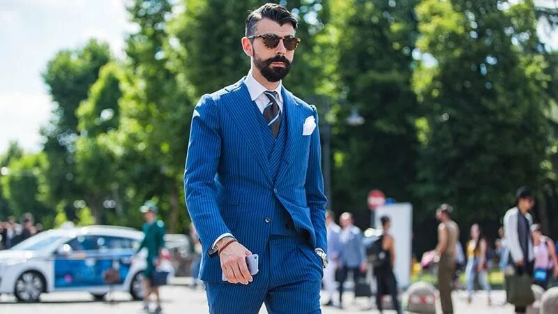 Roberto cavalli menswear 2021. Парень на голубом фоне. Ярко синий пиджак мужской. Модный парень. Парень в голубом костюме.