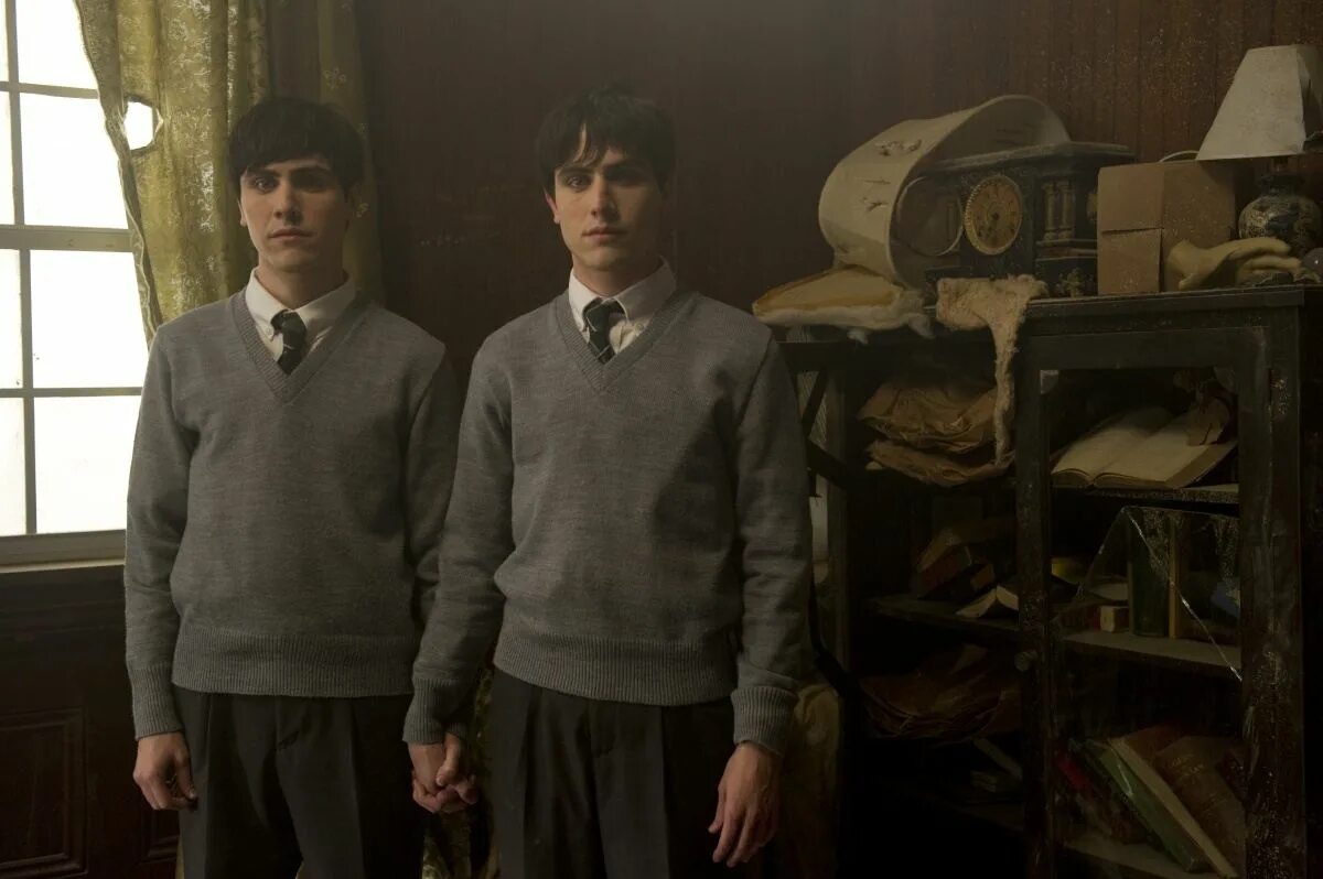 близнецы убийцы трейлер. кино близнецы убийцы. близнецы-убийцы фильм 2011. фильм близнецы убийцы поцелуй. близнецы убийцы.