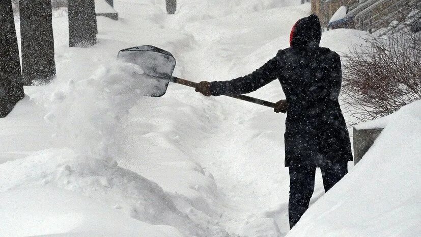 Лопата для уборки снега. Уборка снега. Убирает снег. Расчистка снега лопатой. Кидает лопатой