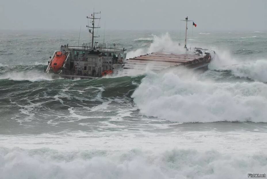 Шторм 19. Суда в штормовом море. судно в штормовом море. судно в шторм. моряки в шторм.