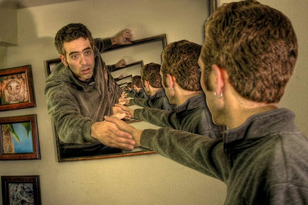 Увидел много нового. Себастьян Дросте. Многократное отражение в зеркале. Много отражений в зеркалах. Отражения в зеркалах иллюзии.