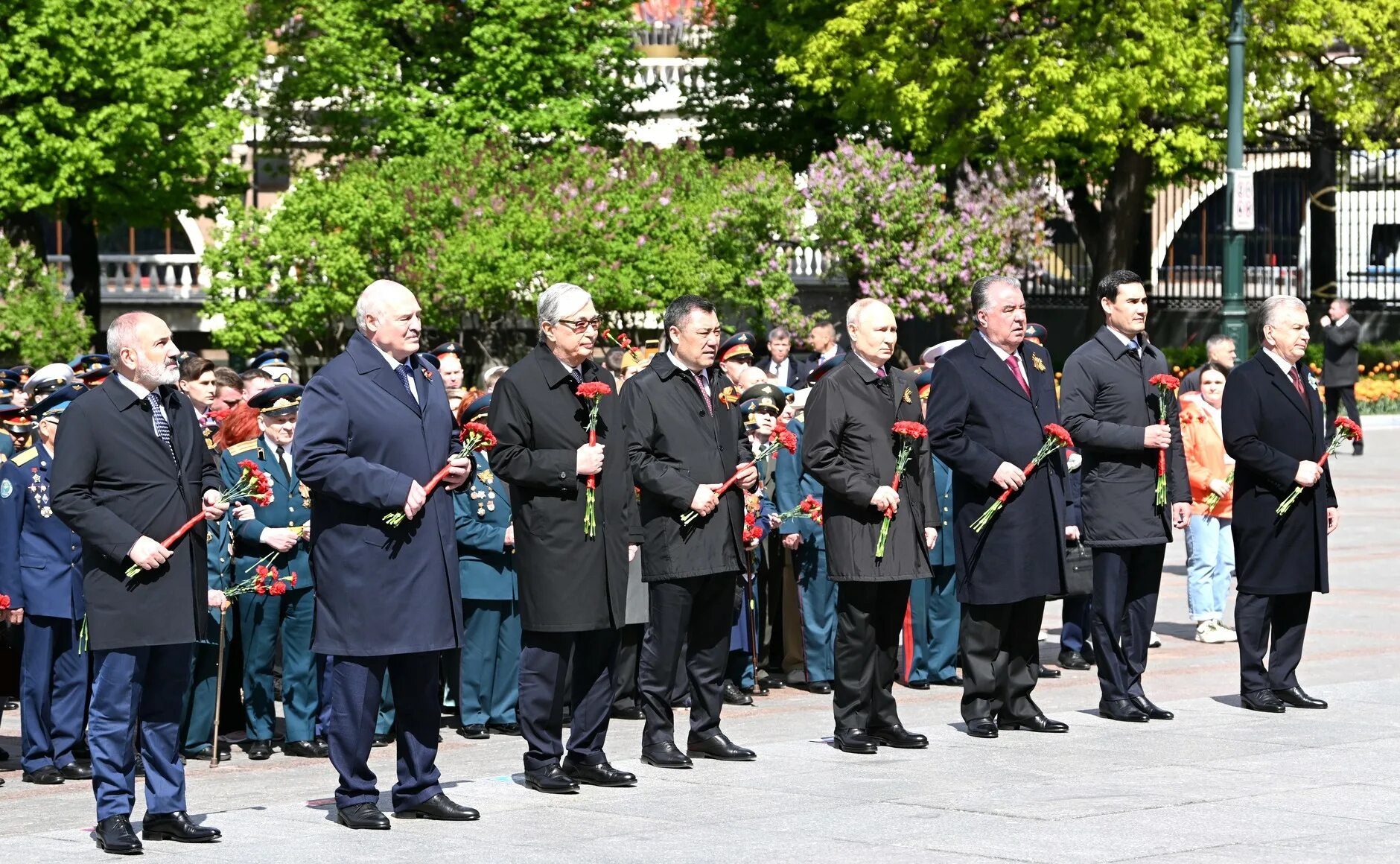 На победу на президентских. Красная площадь фото. Возложение венков на 9 мая.