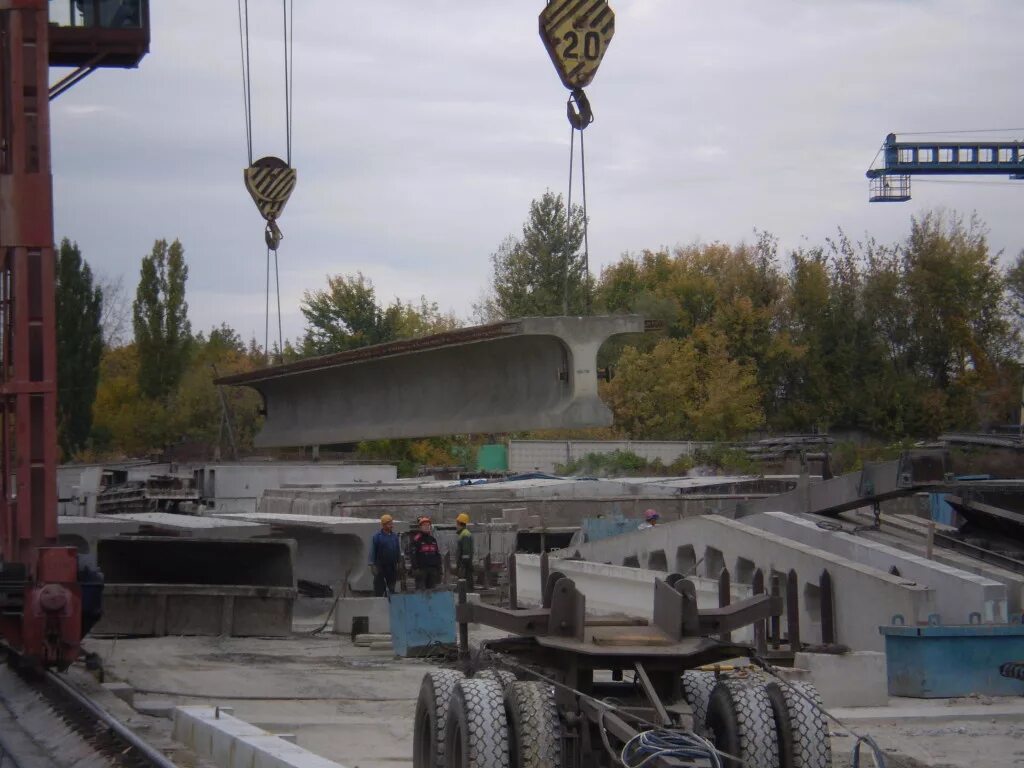 Балка жб 15 метров. Испытание железобетонной балки. Мостовая балка. Вязкость самоуплотняющегося бетона. Испытания мостовых балок.