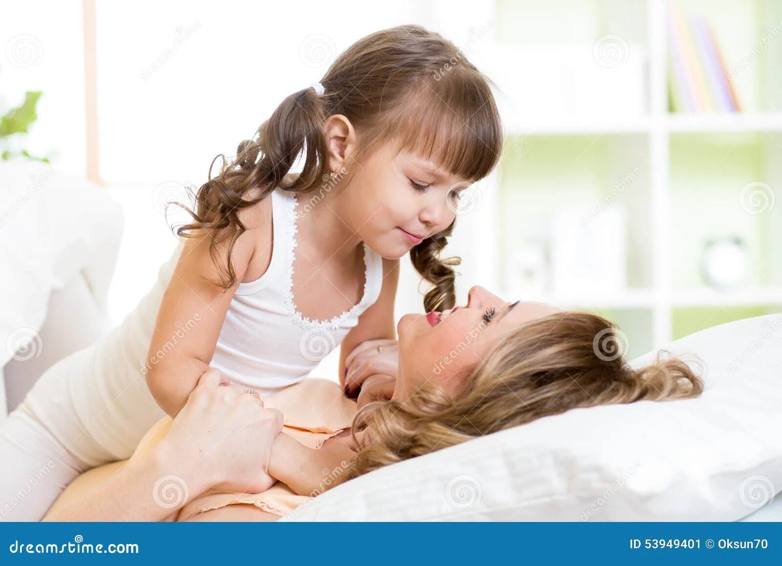 Возбужденные мать и дочь. Мама облизывает ребенка. Мама целует дочку в кровати. Мама с дочкой Облизываются. Заставила папу лизать