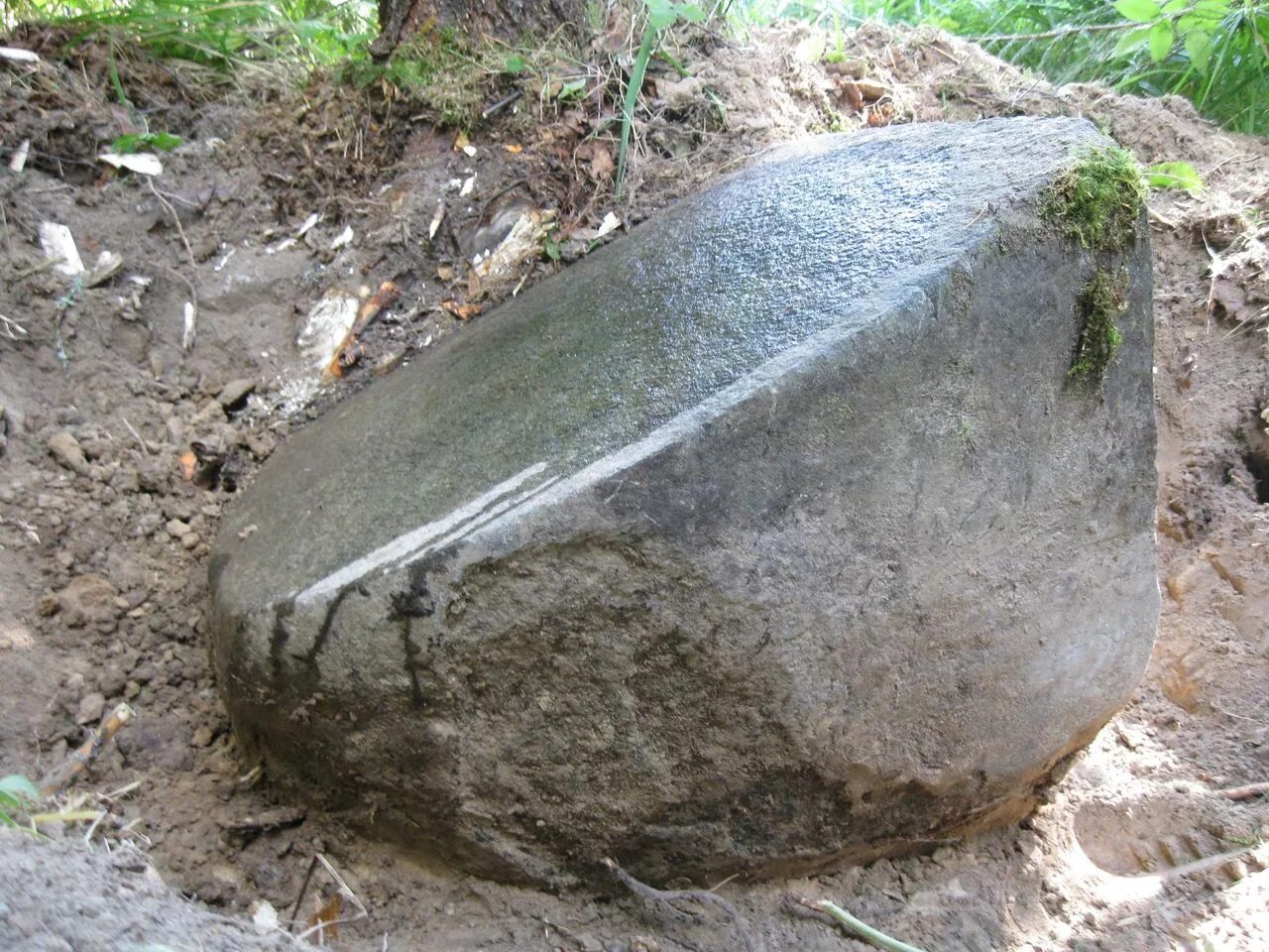Лежачий камень. Древние лежачие камни. На гробный камень лежачий. Черный камень который видит металлоискатель.