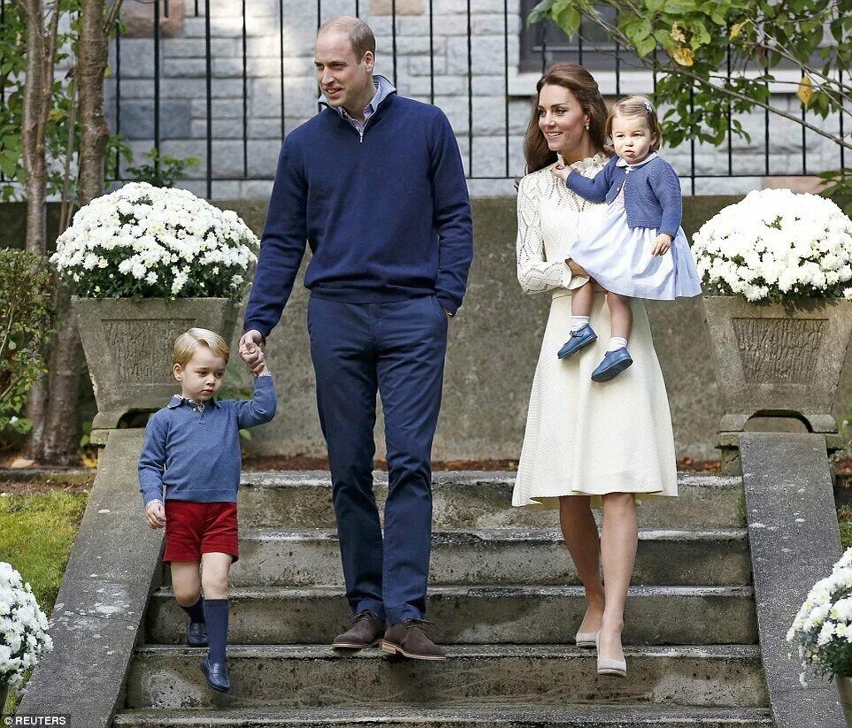 Фото детей кейт миддлтон и принца уильяма. Принц Джордж Кембриджский. Герцог Кембриджский Уильям дети. Принц Уильям и Кейт дети. Дети Кейт Миддлтон и принца Уильяма.