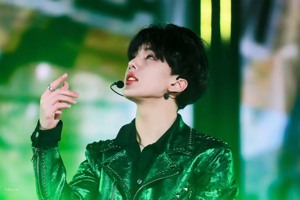 хан джисон из stray kids. партии в песне domino stray kids. минсоны stray kids. как пишется джисон на английском. кореец хан джисон.