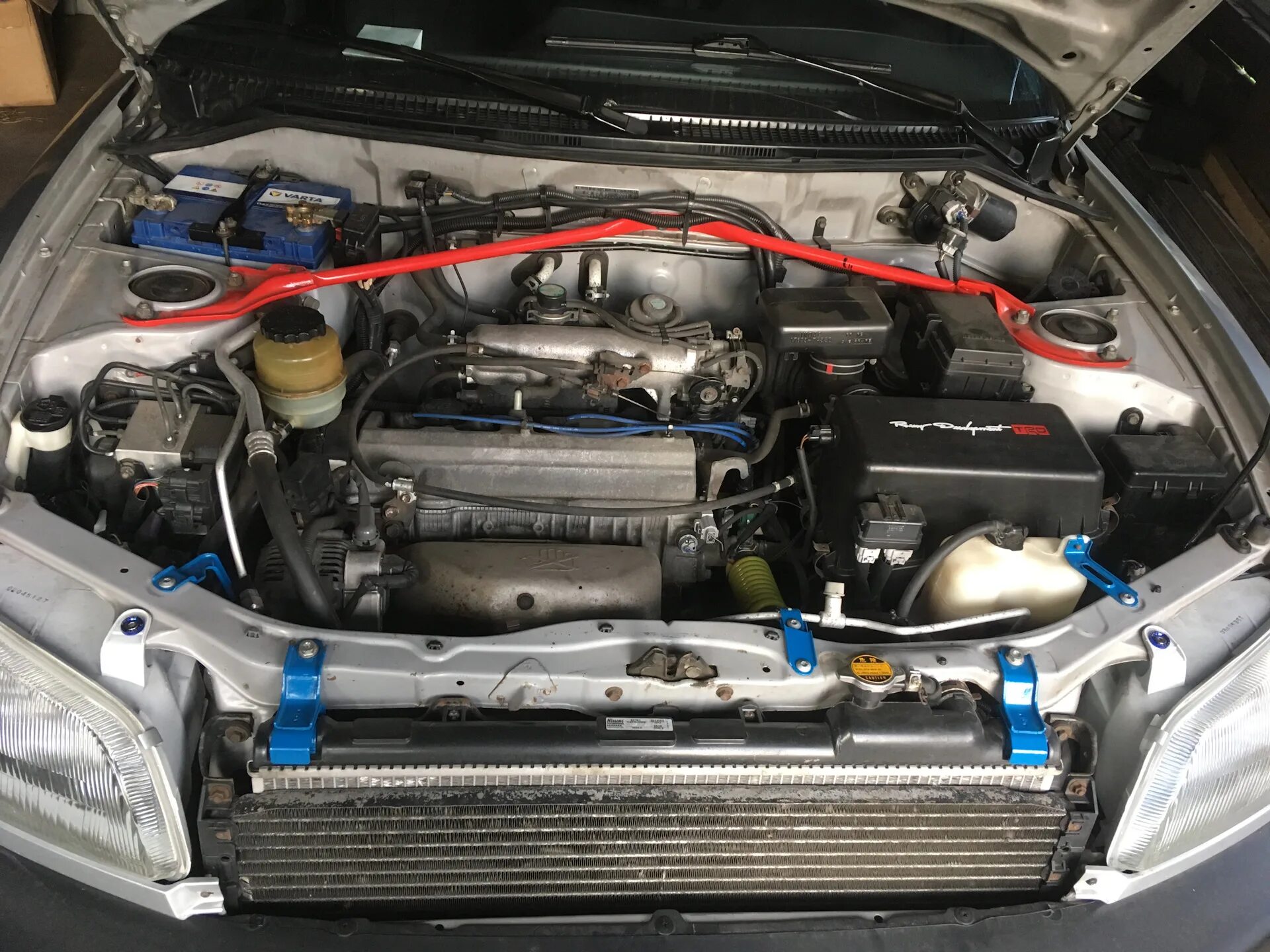 Открыть капот рав. Toyota rav4 1998 под капотом. toyota rav 4 2 поколение под капотом. тойота рав 4 1 поколения под капотом. rav4 1999 подкапотное.