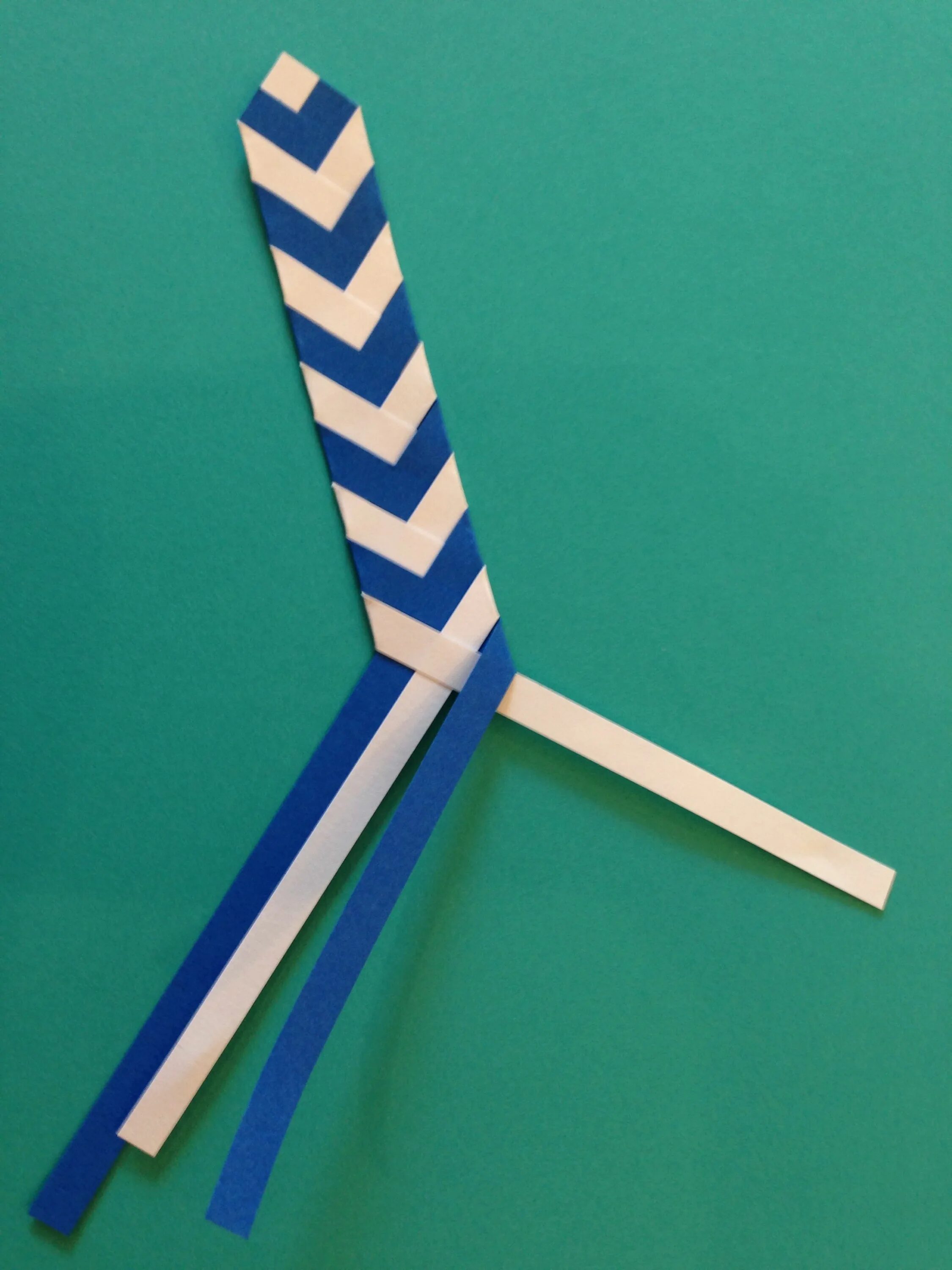 Закладка из полосок. Плетеные закладки из цветной бумаги. Закладки из полосок цветной бумаги. Плетеная закладка из бумаги. Плетёные закладки из бумажных полосок.