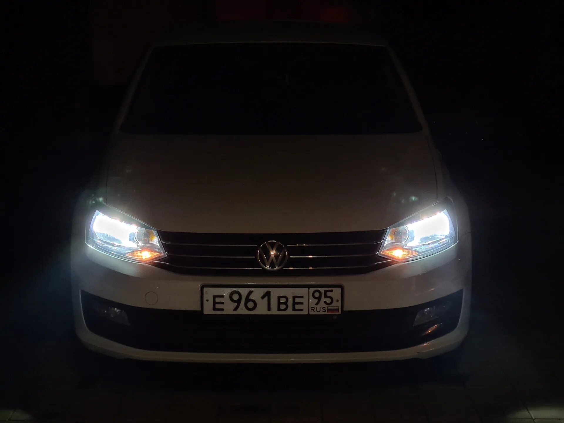 Polo sedan лампы. Led лампы Volkswagen Polo седан. VW Polo sedan диодные лампы. Светодиодные лампы поло седан h4. Лампа Фольксваген поло 2015.