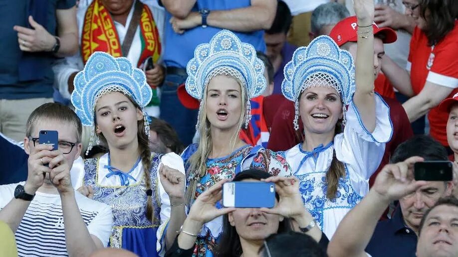 Russian fan. Сборная России по футболу болельщицы с кокошником. Болельщики сборной России по футболу в кокошниках. Болельщица в кокошнике.